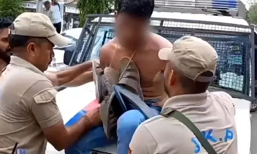 लूट के आरोपियों को जूतों की माला पहनाकर Jammu की सड़कों पर घुमाया गया लूट के आरोपियों को जूतों की माला पहनाकर Jammu की सड़कों पर घुमाया गया