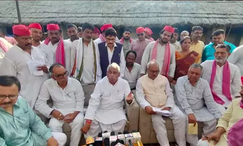 मुआवजे को लेकर सपा-भाजपा भिड़े, नेता प्रतिपक्ष की गाड़ी पर पत्थरबाजी का आरोप मुआवजे को लेकर सपा-भाजपा भिड़े, नेता प्रतिपक्ष की गाड़ी पर पत्थरबाजी का आरोप