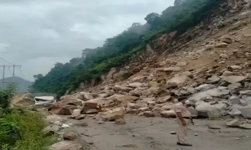 जम्मू-रामबन हाईवे पर भूस्खलन, मलबा गिरने से ट्रैफिक जाम जम्मू-रामबन हाईवे पर भूस्खलन, मलबा गिरने से ट्रैफिक जाम