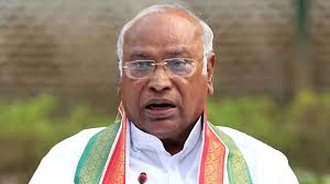 देश अघोषित आपातकाल झेल रहा है: Kharge