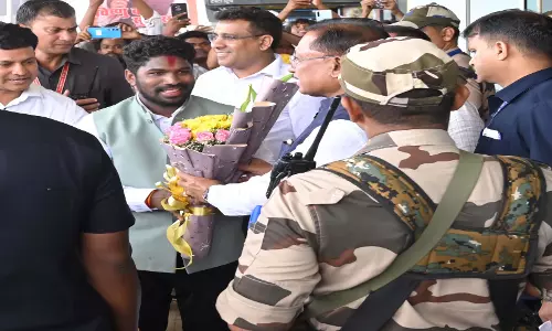 खूबलाल ध्रुव के नेतृत्व में मुख्यमंत्री विष्णुदेव साय का एयरपोर्ट पर भव्य स्वागत