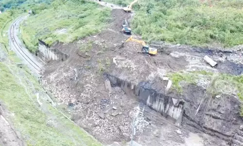 भूस्खलन के बाद NFR लुमडिंग-बदरपुर रेल संपर्क बहाल करने के लिए काम कर रहा भूस्खलन के बाद NFR लुमडिंग-बदरपुर रेल संपर्क बहाल करने के लिए काम कर रहा