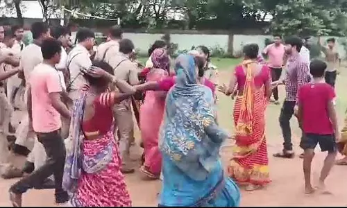 मयूरभंज बेदखली अभियान में तहसीलदार पर हमला, पुलिस रही न तमाशबीन