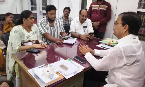 नए राशन कार्ड देने की प्रक्रिया में तेजी लाई जाए: MLA Kaleru Venkatesh नए राशन कार्ड देने की प्रक्रिया में तेजी लाई जाए: MLA Kaleru Venkatesh