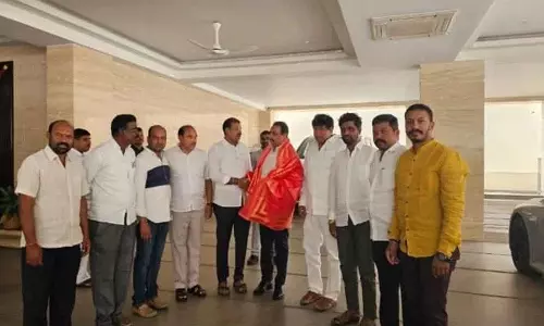 बोनाला उत्सव के लिए मंत्री वाकाटी श्रीहरि को निमंत्रण बोनाला उत्सव के लिए मंत्री वाकाटी श्रीहरि को निमंत्रण