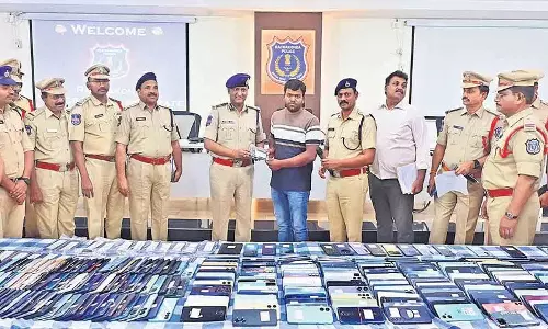 1,130 सेलफोन बरामद 1,130 सेलफोन बरामद