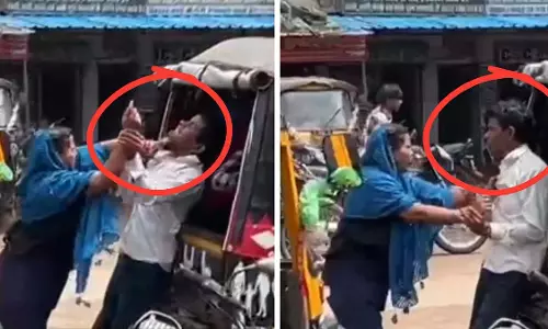 MP : मैहर में महिला ने छेड़छाड़ के आरोपी की सरेआम पिटाई की MP : मैहर में महिला ने छेड़छाड़ के आरोपी की सरेआम पिटाई की