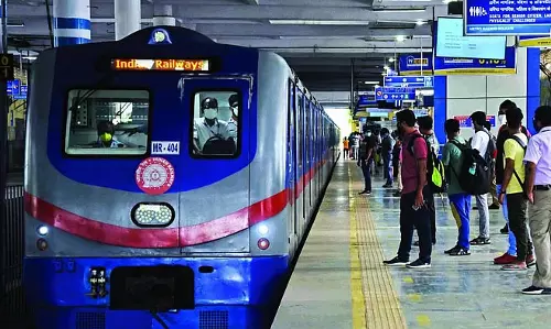 यात्री द्वारा गलती से अलार्म बजाने के कारण मेट्रो सेवाएं अस्थायी रूप से बाधित