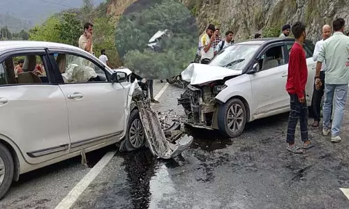 Srinagar : बड़ा सड़क हादसा, दो कारों की टक्कर के बाद तीसरी खाई में गिरी