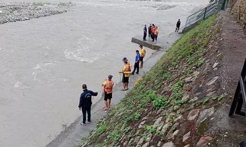 भागीरथी नदी में जल भरते समय फिसली महिला, तेज बहाव में बहने से लापता भागीरथी नदी में जल भरते समय फिसली महिला, तेज बहाव में बहने से लापता