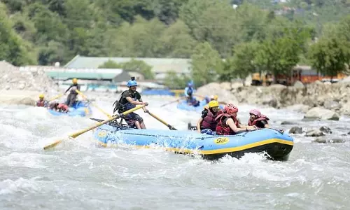 गंगा का जलस्तर खतरे के निशान के करीब, राफ्टिंग पूरी तरह बंद