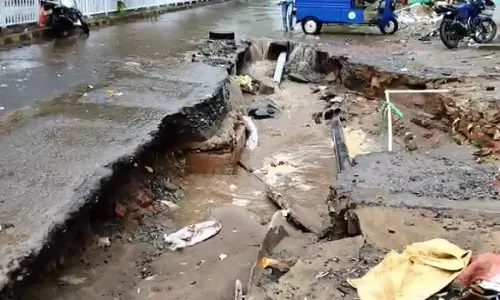 Cuttack: भारी बारिश के कारण सड़क का बड़ा हिस्सा धंसा, यातायात प्रभावित