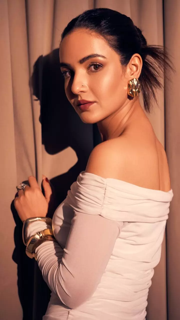 Jasmine Bhasin का VIRAL हुआ VIDEO