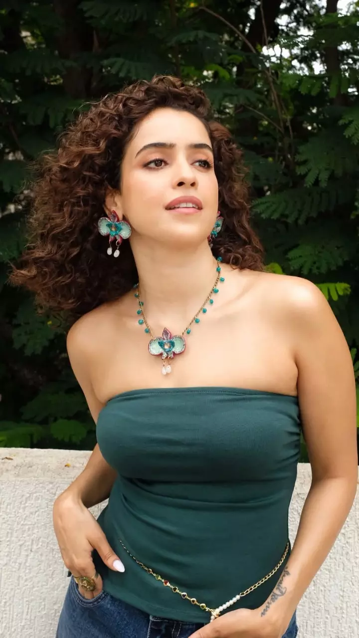 Sanya Malhotra ने लगाया ग्लैमर का तड़का