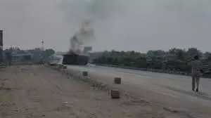 Rajasthan: आग का गोला बना केमिकल टैंकर, जिंदा जला ड्राइवर Rajasthan: आग का गोला बना केमिकल टैंकर, जिंदा जला ड्राइवर