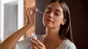 Skin Care: इन आसान तरीकों से घर पर बनाएं नेचुरल फेस सीरम, त्वचा रहेगी ग्लोइंग Skin Care: इन आसान तरीकों से घर पर बनाएं नेचुरल फेस सीरम, त्वचा रहेगी ग्लोइंग