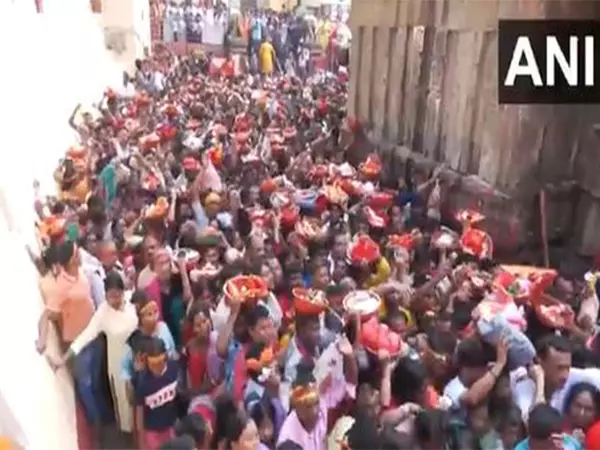 Assam: अंबुबाची मेले के बाद कामाख्या मंदिर के फिर से खुलने पर भक्तों की भीड़ उमड़ी Assam: अंबुबाची मेले के बाद कामाख्या मंदिर के फिर से खुलने पर भक्तों की भीड़ उमड़ी