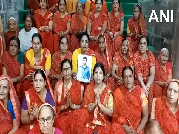 ग्रुप कैप्टन Shubhanshu Shukla की सफलता के लिए भक्तों ने महाकालेश्वर मंदिर में प्रार्थना की ग्रुप कैप्टन Shubhanshu Shukla की सफलता के लिए भक्तों ने महाकालेश्वर मंदिर में प्रार्थना की