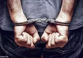 Jabalpur: सीएसपी के छापे में 5 आरोपी गिरफ्तार, नकदी के साथ सट्टा पर्चियां बरामद Jabalpur: सीएसपी के छापे में 5 आरोपी गिरफ्तार, नकदी के साथ सट्टा पर्चियां बरामद