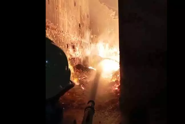 रॉ मटेरियल जलकर खाक, कड़ी मशक्कत के बाद आग पर पाया गया काबू रॉ मटेरियल जलकर खाक, कड़ी मशक्कत के बाद आग पर पाया गया काबू