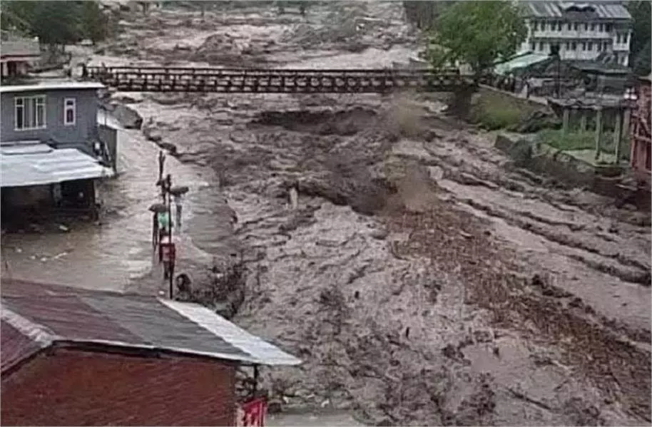Himachal: बारिश ने मचाई तबाही, जनजीवन अस्त-व्यस्त Himachal: बारिश ने मचाई तबाही, जनजीवन अस्त-व्यस्त