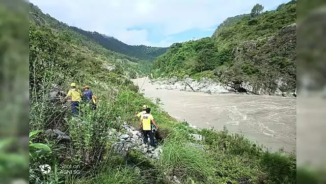 Uttarakhand : बस अलकनंदा नदी में गिरी, बचाव कार्य जारी; 11 लापता Uttarakhand : बस अलकनंदा नदी में गिरी, बचाव कार्य जारी; 11 लापता