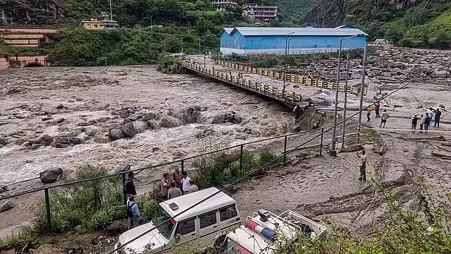 हिमाचल प्रदेश में बादल फटने से दो लोगों की मौत, 23 के बाढ़ में बह जाने की आशंका हिमाचल प्रदेश में बादल फटने से दो लोगों की मौत, 23 के बाढ़ में बह जाने की आशंका