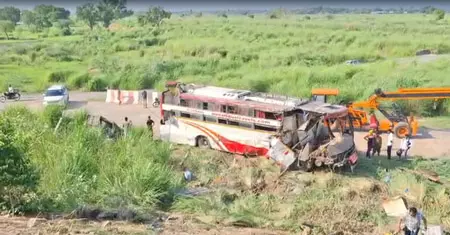 डबल डेकर बस हादसे का शिकार, 2 की मौत, 50 से अधिक यात्री घायल डबल डेकर बस हादसे का शिकार, 2 की मौत, 50 से अधिक यात्री घायल