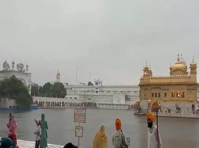 Punjab: भारी बारिश, बड़ी संख्या में श्रद्धालुओं ने श्री दरबार साहिब में माथा टेका Punjab: भारी बारिश, बड़ी संख्या में श्रद्धालुओं ने श्री दरबार साहिब में माथा टेका