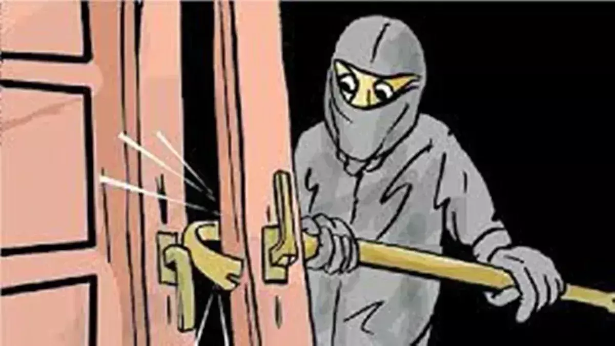 Ballia: चोरों ने बंद मकान का ताला तोड़कर उड़ाए लाखों के गहने और नकदी Ballia: चोरों ने बंद मकान का ताला तोड़कर उड़ाए लाखों के गहने और नकदी