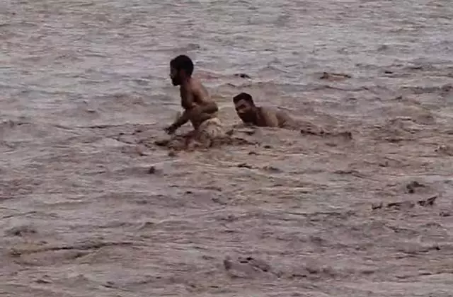 Kathua: उज्ज नदी में फंसे 2 लोग, SDRF ने चलाया रेस्क्यू ऑपरेशन Kathua: उज्ज नदी में फंसे 2 लोग, SDRF ने चलाया रेस्क्यू ऑपरेशन