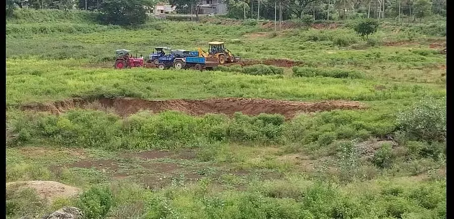 Karnataka : झील की मिट्टी का अवैध परिवहन Karnataka : झील की मिट्टी का अवैध परिवहन