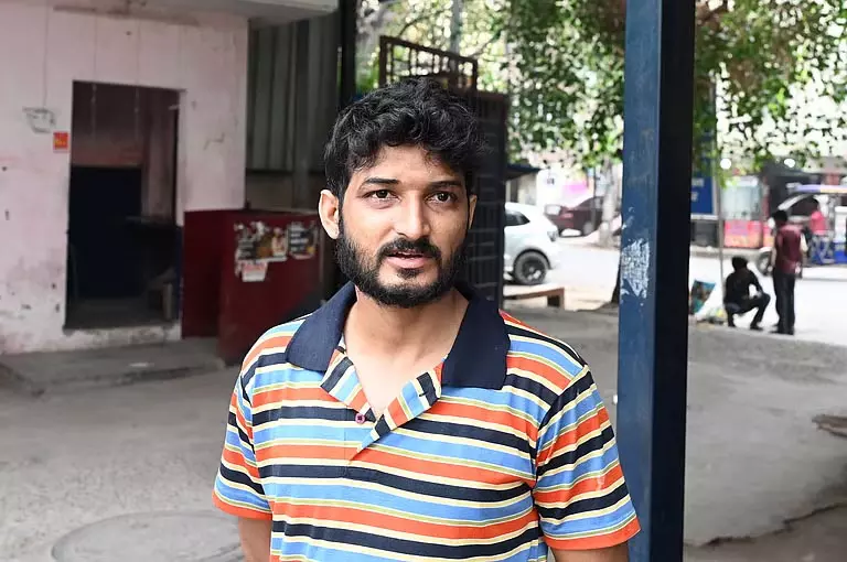 Rithala factory fire: पीड़ित ने आखिरी कॉल में बेटे से कहा, मैं नहीं बचूंगा बेटा Rithala factory fire: पीड़ित ने आखिरी कॉल में बेटे से कहा, मैं नहीं बचूंगा बेटा