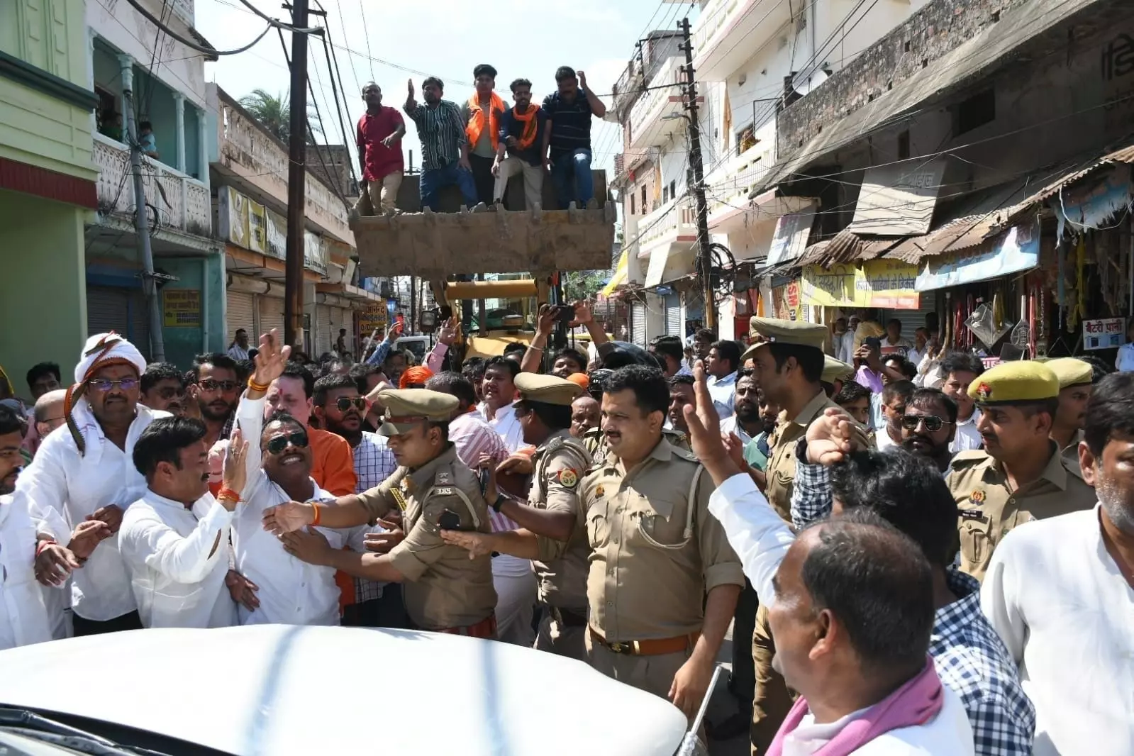 Gorakhpur: सपा नेता पर हमले से हड़कंप, पार्टी ने की कड़ी कार्रवाई की मांग Gorakhpur: सपा नेता पर हमले से हड़कंप, पार्टी ने की कड़ी कार्रवाई की मांग