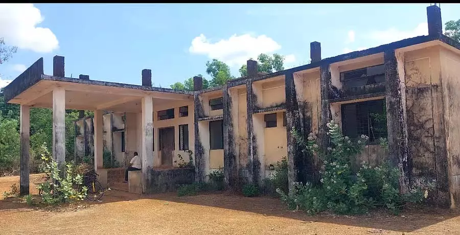 Ankola : एक दशक से बंद पड़ा छात्रावास, नशेड़ियों का अड्डा बन गया Ankola : एक दशक से बंद पड़ा छात्रावास, नशेड़ियों का अड्डा बन गया