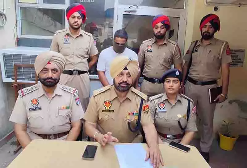 Jalandhar पुलिस ने फर्जी ऑफर लेटर घोटाले के मास्टरमाइंड को कनाडा से लौटते ही गिरफ्तार कर लिया Jalandhar पुलिस ने फर्जी ऑफर लेटर घोटाले के मास्टरमाइंड को कनाडा से लौटते ही गिरफ्तार कर लिया