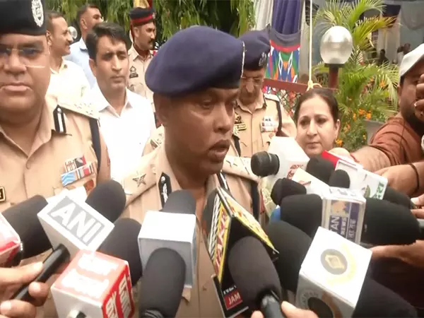 उधमपुर के बसंतगढ़ में सुरक्षा बलों और आतंकवादियों के बीच मुठभेड़, ऑपरेशन जारी उधमपुर के बसंतगढ़ में सुरक्षा बलों और आतंकवादियों के बीच मुठभेड़, ऑपरेशन जारी