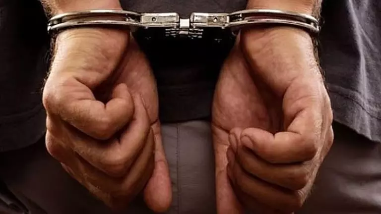 दिल्ली में आइसक्रीम पार्लर में डकैती के आरोप में तीन गिरफ्तार दिल्ली में आइसक्रीम पार्लर में डकैती के आरोप में तीन गिरफ्तार