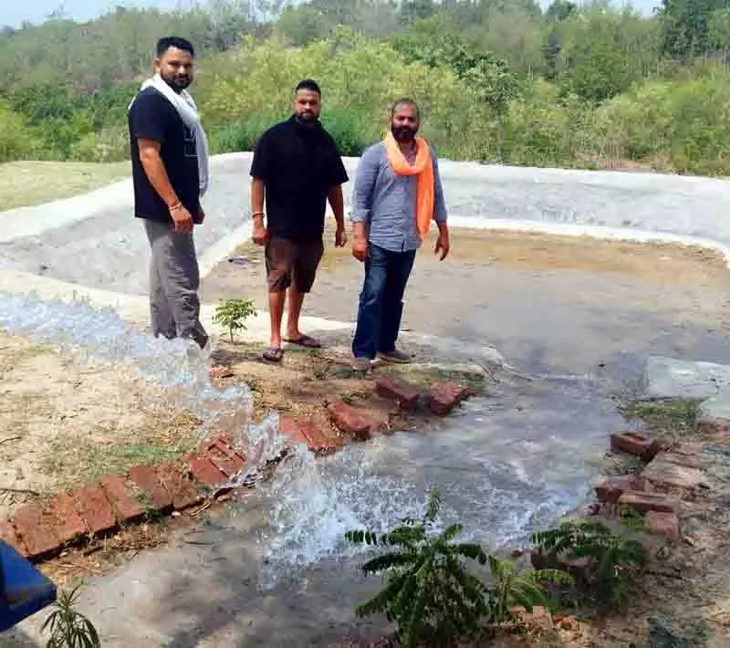 कंडी में प्यास से तड़पते वन्यजीवों की प्यास बुझाने के लिए युवाओं ने शुरू किया ‘Pakshi Seva Abhiyan’ कंडी में प्यास से तड़पते वन्यजीवों की प्यास बुझाने के लिए युवाओं ने शुरू किया ‘Pakshi Seva Abhiyan’