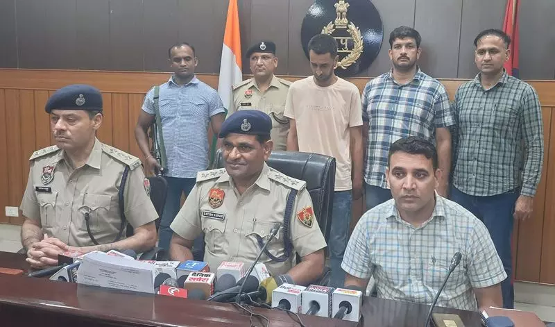 फर्जी अधिकारी का मामला पानीपत पुलिस ने फर्जी अधिकारी को पकड़ा फर्जी अधिकारी का मामला पानीपत पुलिस ने फर्जी अधिकारी को पकड़ा