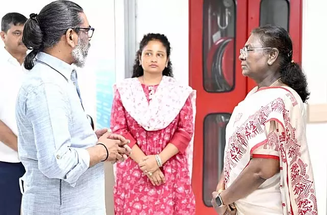 राष्ट्रपति मुर्मू ने सिबू सोरेन से मुलाकात कर उनका हालचाल जाना राष्ट्रपति मुर्मू ने सिबू सोरेन से मुलाकात कर उनका हालचाल जाना