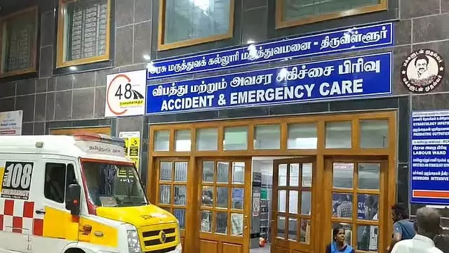 Tiruvallur के निकट देशी बम विस्फोट में युवक की मौत, 2 घायल Tiruvallur के निकट देशी बम विस्फोट में युवक की मौत, 2 घायल