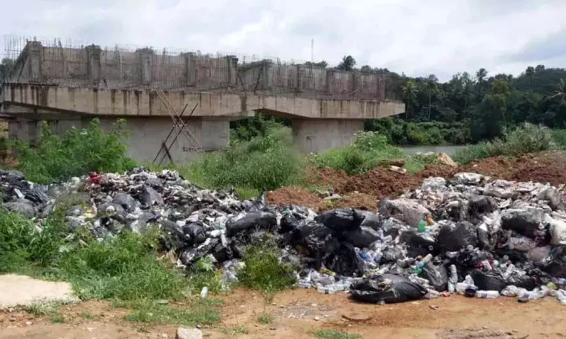 Kerala : राष्ट्रीय राजमार्ग निर्माण क्षेत्र में भारी मात्रा में अपशिष्ट निपटान Kerala : राष्ट्रीय राजमार्ग निर्माण क्षेत्र में भारी मात्रा में अपशिष्ट निपटान