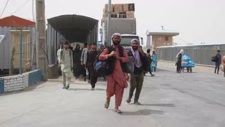 एक ही दिन में ईरान से हेरात बॉर्डर के रास्ते वापस लौटे 30 हजार से ज्यादा अफगान शरणार्थी एक ही दिन में ईरान से हेरात बॉर्डर के रास्ते वापस लौटे 30 हजार से ज्यादा अफगान शरणार्थी