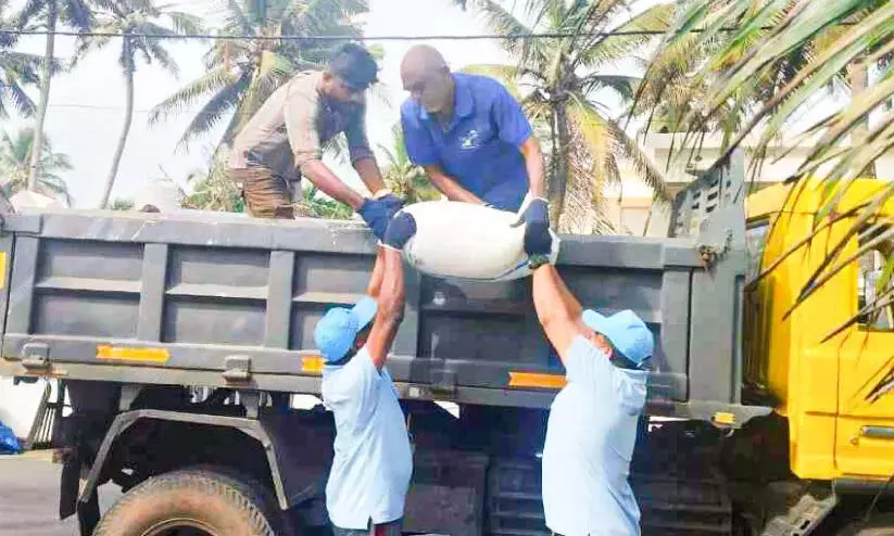 Kerala : अझिक्कल में प्लास्टिक के 92 बैग बहकर समुद्र तट पर आ गए Kerala : अझिक्कल में प्लास्टिक के 92 बैग बहकर समुद्र तट पर आ गए