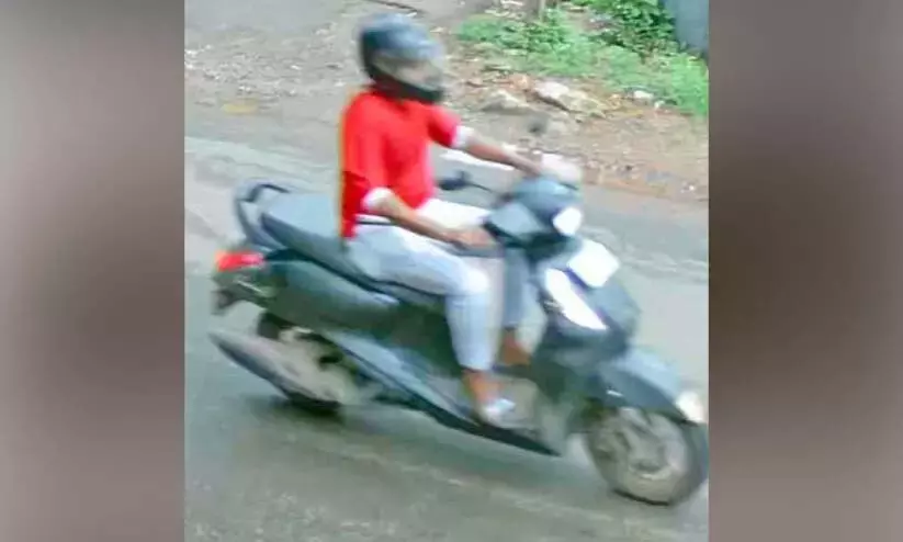 Kerala : आंगनबाड़ी कार्यकर्ता की माला चोरी Kerala : आंगनबाड़ी कार्यकर्ता की माला चोरी