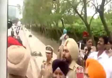 बिक्रम मजीठिया की गिरफ्तारी के विरोध में शिअद कार्यकर्ताओं का पंजाब सरकार के खिलाफ प्रदर्शन बिक्रम मजीठिया की गिरफ्तारी के विरोध में शिअद कार्यकर्ताओं का पंजाब सरकार के खिलाफ प्रदर्शन