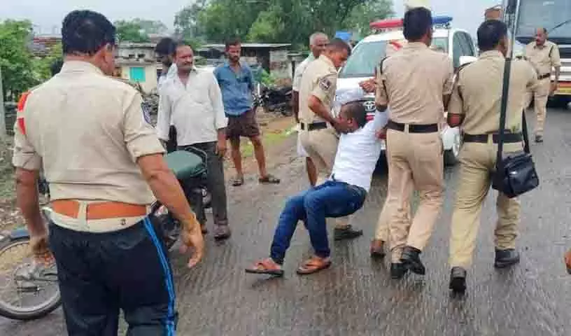 आदिलाबाद में तनाव, बारिश के पानी के विरोध में प्रदर्शन कर रहे BRS कार्यकर्ताओं को हिरासत में लिया गया आदिलाबाद में तनाव, बारिश के पानी के विरोध में प्रदर्शन कर रहे BRS कार्यकर्ताओं को हिरासत में लिया गया