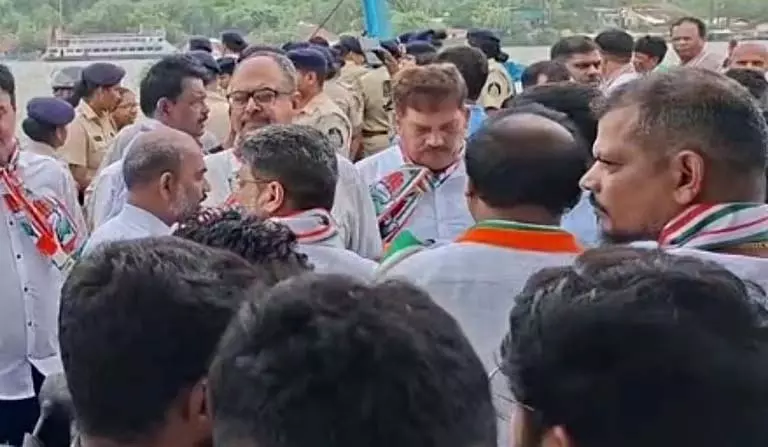 गोवा कांग्रेस ने चोराओ फेरी घटना को लेकर RND कार्यालय का घेराव कर विरोध प्रदर्शन किया गोवा कांग्रेस ने चोराओ फेरी घटना को लेकर RND कार्यालय का घेराव कर विरोध प्रदर्शन किया