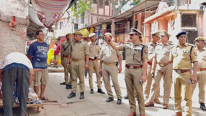 Varanasi : अतिक्रमण पर कड़ा एक्शन, सड़क पर उतरे पुलिस कमिश्नर Varanasi : अतिक्रमण पर कड़ा एक्शन, सड़क पर उतरे पुलिस कमिश्नर